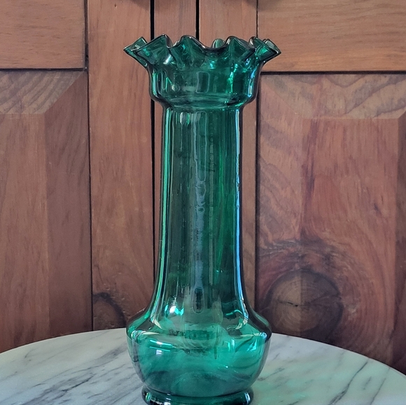 Elegant Green Glass Vase with Gold Accents - Picture 6 of 17
